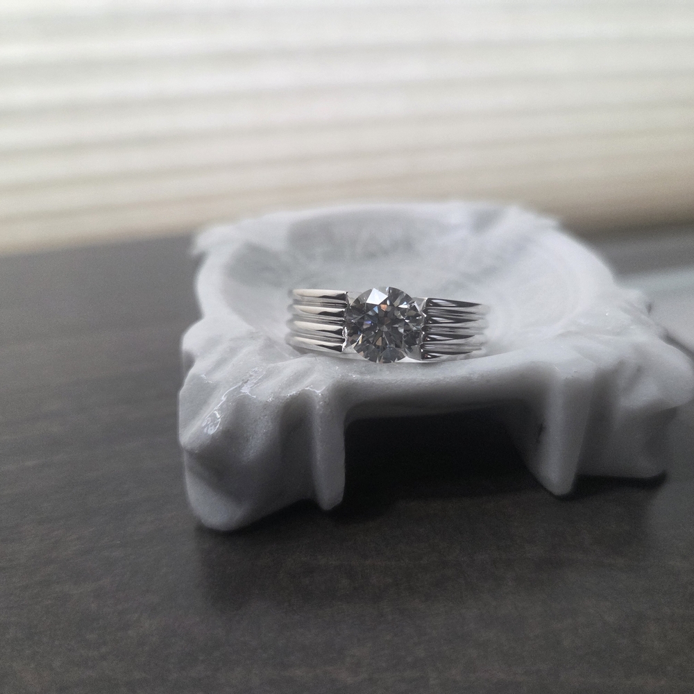 18kt White Gold Men's Wedding Band features a Brilliant 2.11CT F/VS1 Diamond